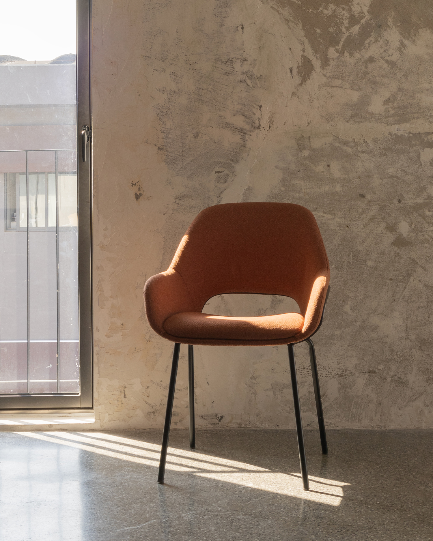 Cathaoireacha itheacháin bonn miotail Cathaoireacha itheacháin bonn miotail