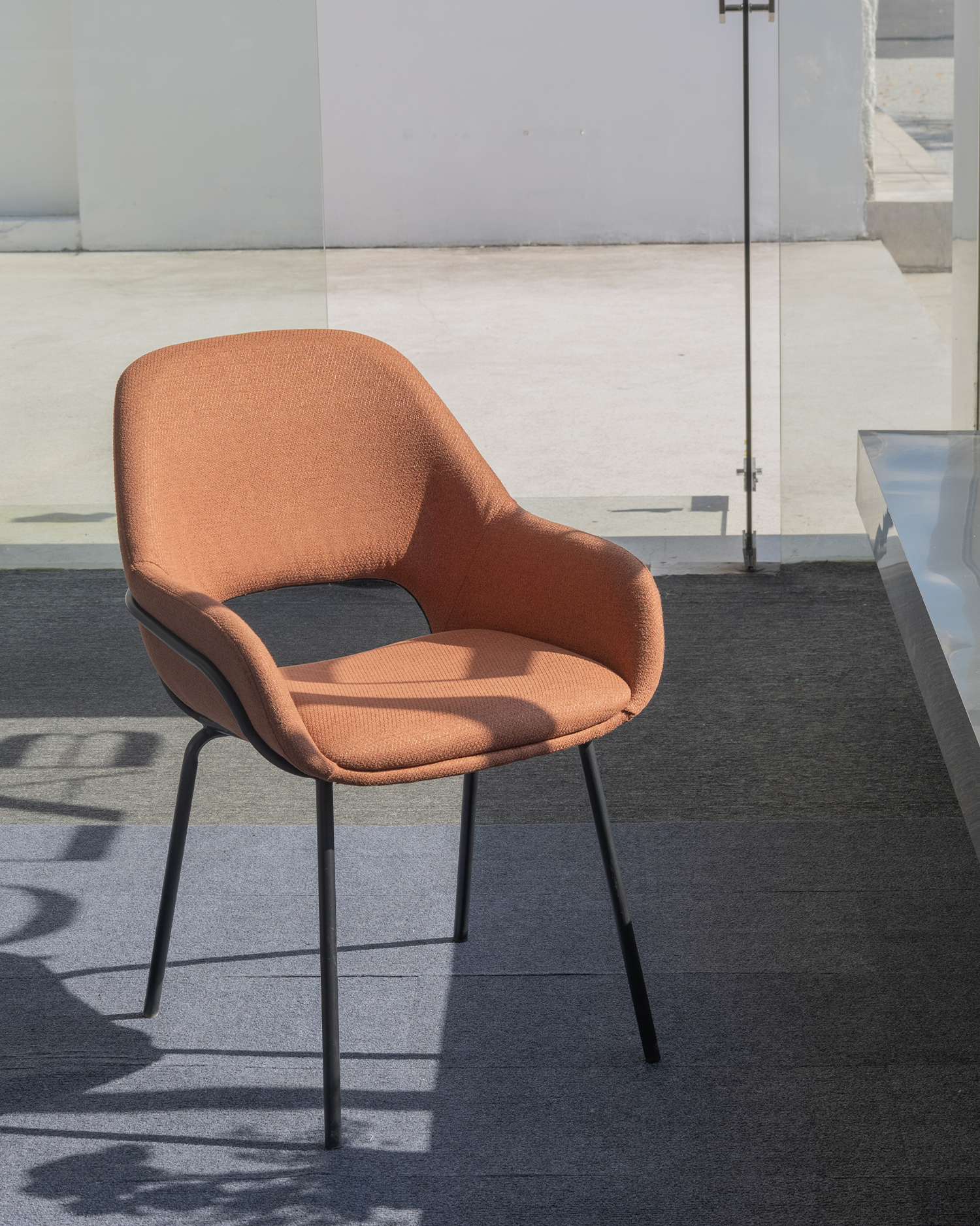 Cathaoireacha itheacháin bonn miotail Cathaoireacha itheacháin bonn miotail