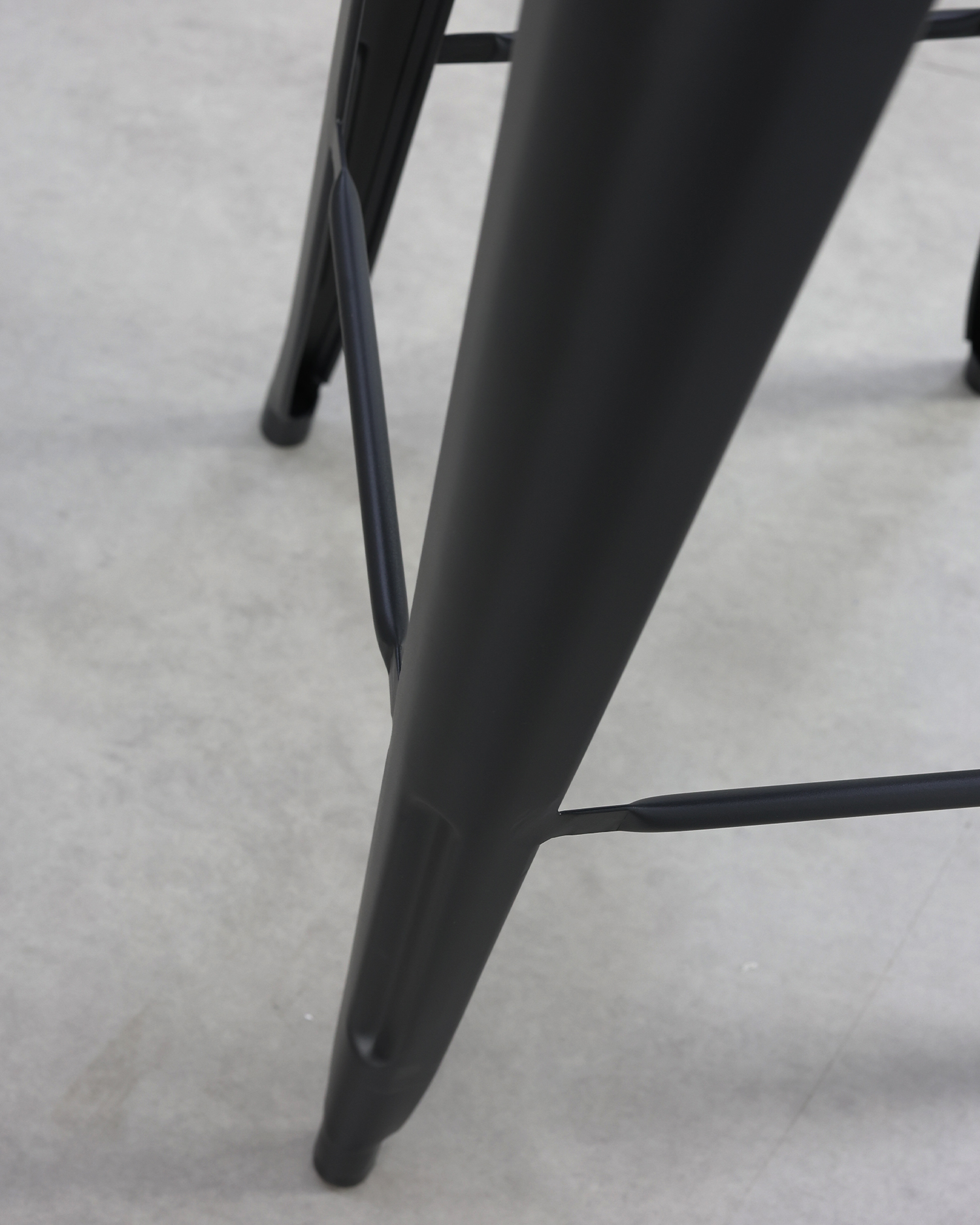 Cathaoireacha dearaidh bia retro dubh Cathaoireacha dearaidh bia retro dubh