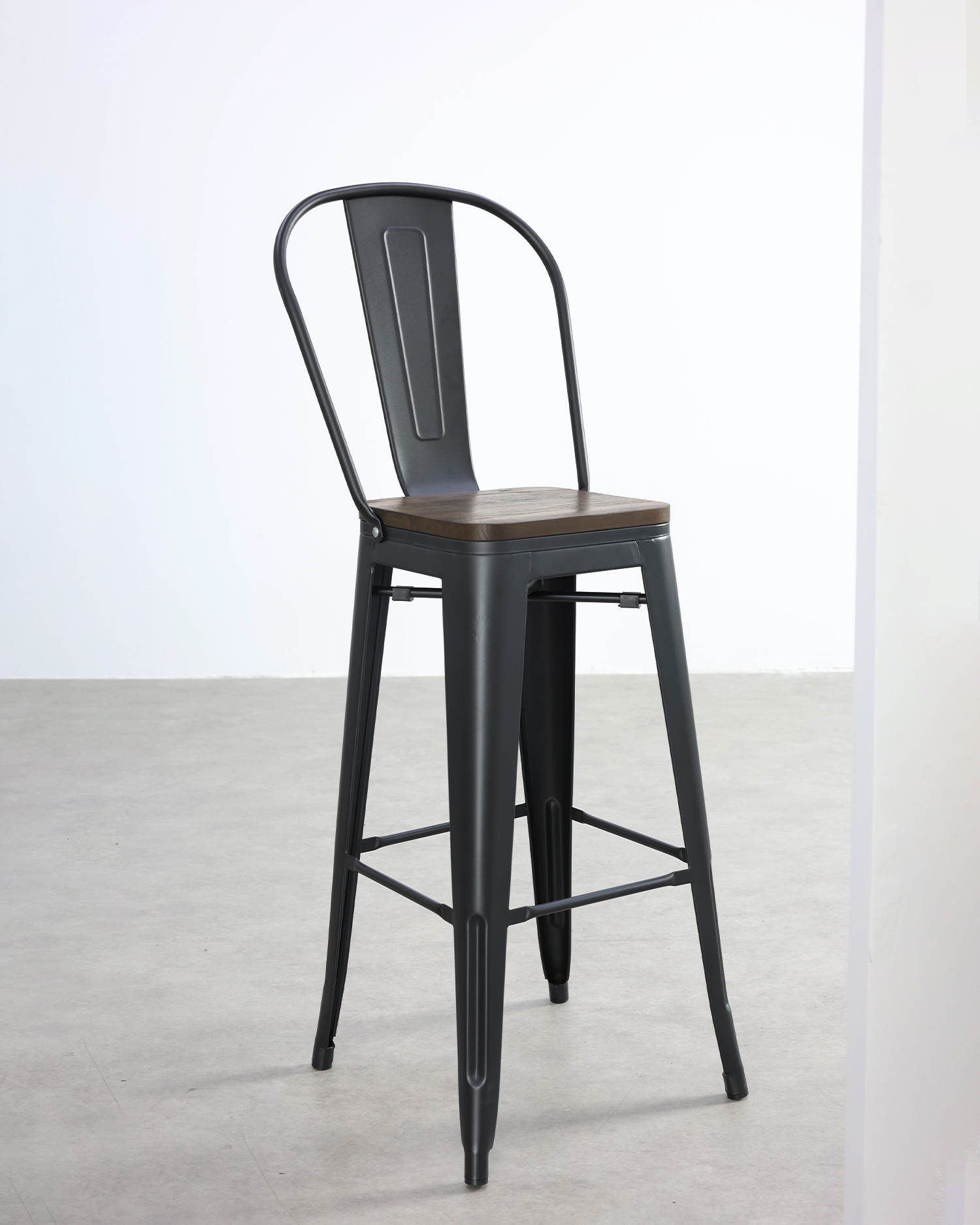 Cathaoireacha dearaidh bia retro dubh Cathaoireacha dearaidh bia retro dubh