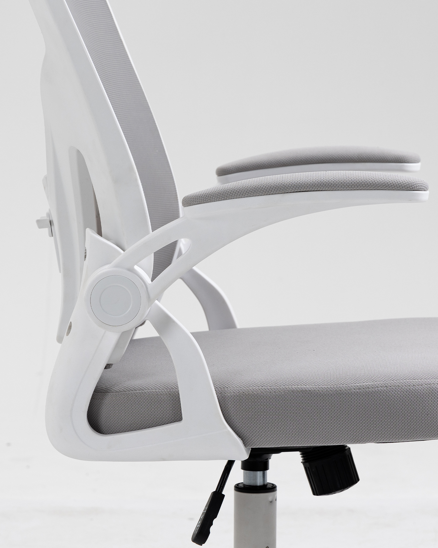 Cathaoir oifige le armrest inchoigeartaithe Cathaoir oifige le armrest inchoigeartaithe